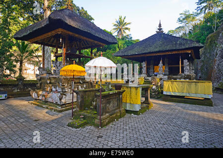 Les pagodes et les autels à la Pura Gunung Kawi temple, Bali, Indonésie Banque D'Images