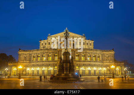 Nuit à l'opéra Semperoper, UNESCO World Heritage Site, Elbe, centre historique, Dresde, Saxe, Allemagne Banque D'Images