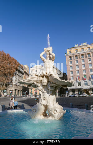 Fontaine du Triton, sur la Piazza Barberini, Rome, Italie Banque D'Images