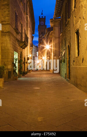 Alley la nuit, Pienza, Val d'Orcia région, province de Sienne, Toscane, Italie Banque D'Images