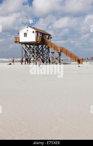 Maison sur pilotis sur la plage de St Peter-Ording, Eiderstedt, Schleswig-Holstein, Allemagne Banque D'Images