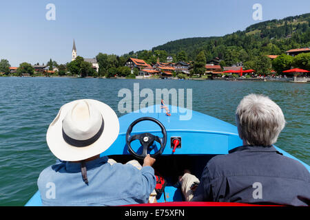 Deux hommes sur un bateau électrique sur le lac Schliersee, Schliersee, Upper Bavaria, Bavaria, Germany Banque D'Images