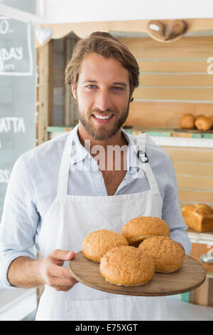 Handsome waiter holding tray de petits pains Banque D'Images