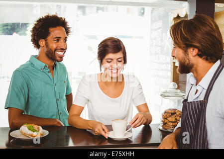 Barista de parler avec deux clients Banque D'Images