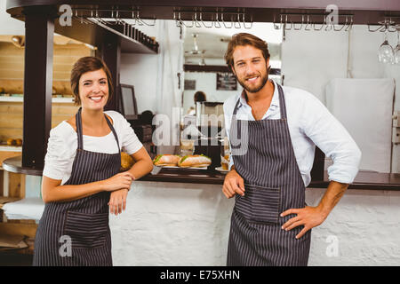 Serveurs Happy smiling at camera Banque D'Images