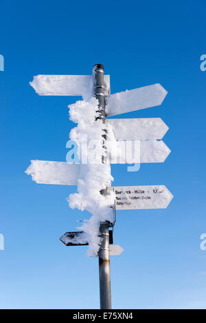 Panneau recouvert de neige, Feldberg, Forêt Noire, Bade-Wurtemberg, Allemagne Banque D'Images