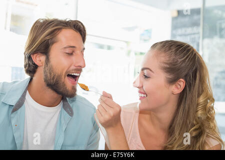 Heureux couple bénéficiant d'un peu de gâteau Banque D'Images