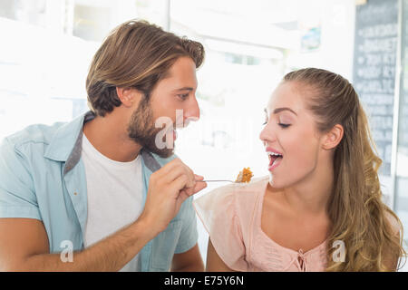 Heureux couple bénéficiant d'un peu de gâteau Banque D'Images