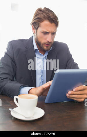 Businessman working on his tablet le café Banque D'Images