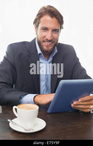 Businessman working on his tablet le café Banque D'Images