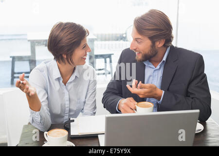 Des collègues ayant une réunion Banque D'Images