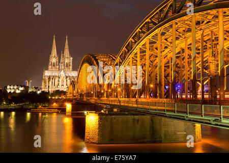 La cathédrale de Cologne avec pont Hohenzollern et Philharmonie de Cologne, le Rhin à l'avant, de nuit, Cologne Banque D'Images