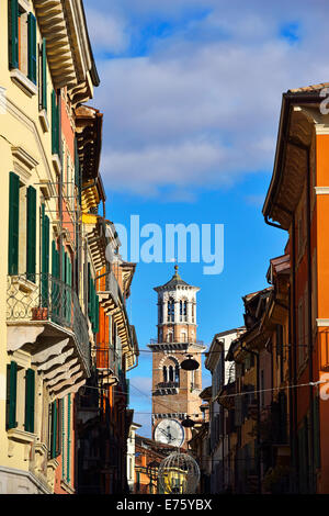 Torre dei Lamberti, Via Giuseppe Mazzini, Vérone, Vénétie, Italie Banque D'Images