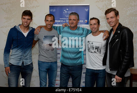 Les joueurs de tennis tchèque (de gauche) Jiri Vesely, Lukas Rosol, le capitaine Jaroslav Navratil, Radek Stepanek et Tomas Berdych parler avec les journalistes avant leur départ pour la demi-finale de Coupe Davis contre la France en République tchèque, à Prague, en République tchèque, le 7 septembre 2014. (Photo/CTK Michal Krumphanzl) Banque D'Images