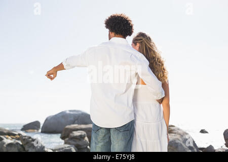 Superbe couple looking out to sea Banque D'Images