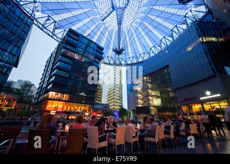 Le dôme lumineux et des restaurants dans le forum du Sony Center, Potsdamer Platz, Berlin, Allemagne Banque D'Images