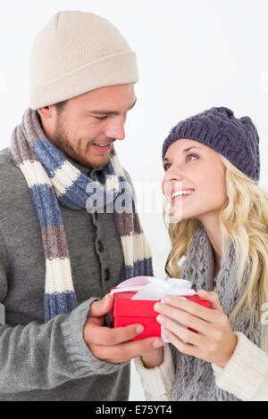 Beau couple dans des vêtements chauds holding gift Banque D'Images