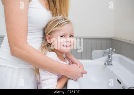 Heureuse mère et fille lave-mains Banque D'Images