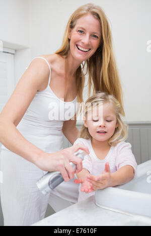 Heureuse mère et fille lave-mains Banque D'Images