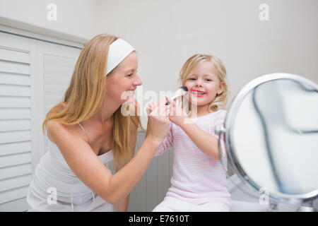 Heureuse mère et fille jouant avec make up Banque D'Images