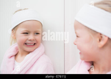 Cute little girl looking in mirror Banque D'Images