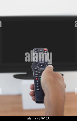 Hand holding remote et modifie la Banque D'Images