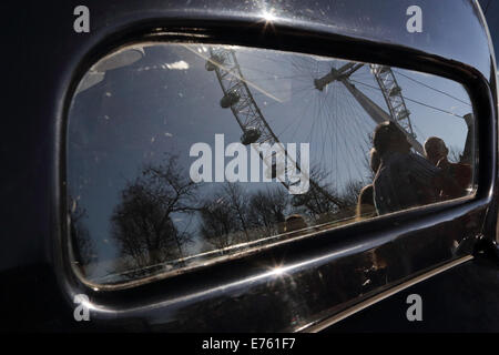 Le Classic Car Boot Sale au Southbank Centre, South Bank, Londres, Royaume-Uni. Voitures anciennes, mode et style Photo : Pixstory Banque D'Images