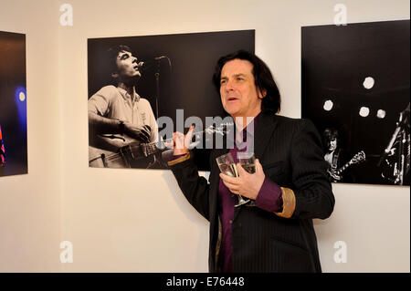 Frères Music Club Aylesbury est nouvelle exposition de souvenirs de la musique, mettant en vedette David Bowie Ziggy Stardust shirt déchiré, rares relatives à David Bowie, Lou Reed, Genesis, Les Ramones, Talking Heads, The Clash, Roxy Music et de la reine, "l'E Banque D'Images