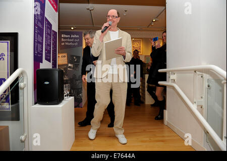 Frères Music Club Aylesbury est nouvelle exposition de souvenirs de la musique, mettant en vedette David Bowie Ziggy Stardust shirt déchiré, rares relatives à David Bowie, Lou Reed, Genesis, Les Ramones, Talking Heads, The Clash, Roxy Music et de la reine, "l'E Banque D'Images