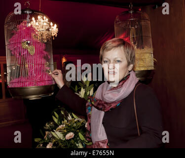 Première de "La Cage aux Folles - ein voller Narren Kaefig Bar jeder Vernunft' à. En vedette : Renate Künast Où : Berlin, Allemagne Quand : 01 Mars 2014 Banque D'Images