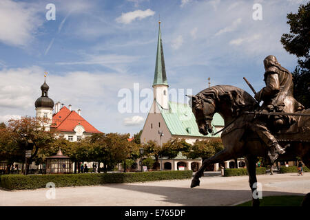 Feldmarschall-Tilly monument, la chapelle de la grâce et de l'hôtel de ville sur la place Kapellplatz dans Altoetting, Upper-Bavaria, Allemagne Banque D'Images