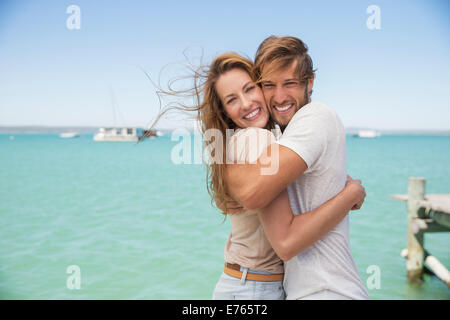 Couple hugging près de l'eau Banque D'Images