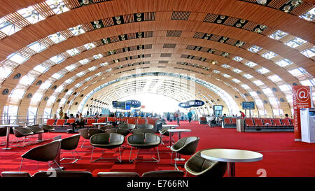 Intérieur du terminal 2 de l'aéroport Roissy Charles de Gaulle, Paris, France Banque D'Images