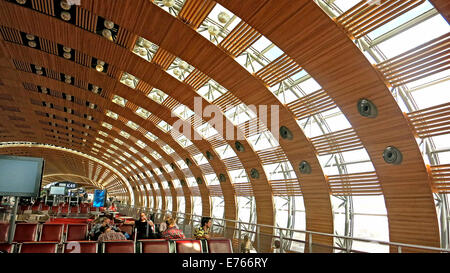 Intérieur de l'aérogare 2 de Roissy Charles de Gaulle France Banque D'Images