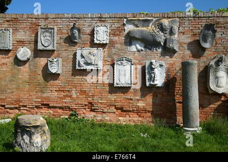 Sculptures sur pierre et des plaques, Torcello Museum, Cathédrale de Santa Maria Assunta, Torcello, Venise, Italie Banque D'Images