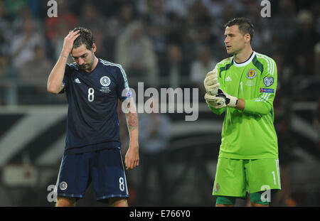 David Marshall de l'Écosse (R) et Charlie Mulgrew réagir pendant l'UEFA EURO 2016 groupe admissible d match de football entre l'Allemagne et de l'Écosse à Dortmund, en Allemagne, 07 septembre 2014. L'Allemagne a gagné 2-1. Photo : Jonas Guettler/dpa Banque D'Images