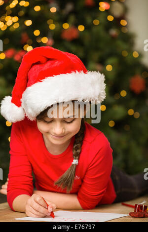 Petite fille écrit une lettre au père Noël à Noël Banque D'Images