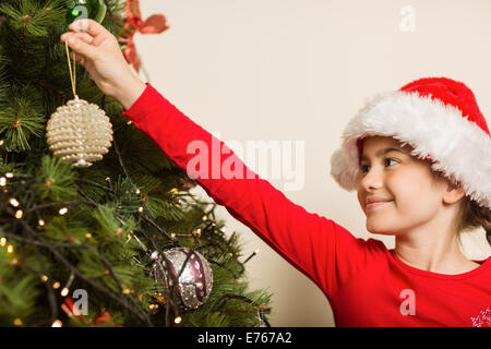 La pendaison d'un petite fille fête Noël Décoration Banque D'Images