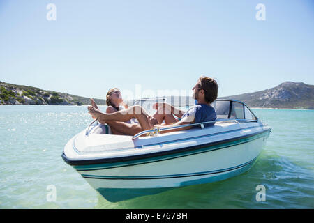 Couple en bateau sur l'eau Banque D'Images