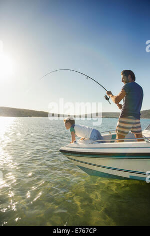 Père et fils sur le bateau de pêche Banque D'Images