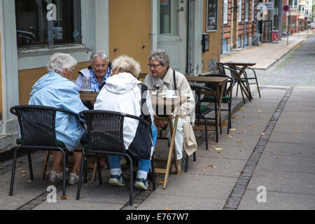 Quatre amis âgés prenant le déjeuner, Copenhague, Danemark Banque D'Images