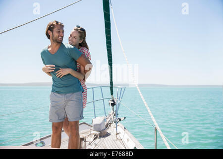 Couple hugging on deck de voilier Banque D'Images