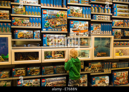 Un garçon à l'écran dans le magasin Lego sur la rue commerçante Strøget à Copenhague, Danemark Banque D'Images