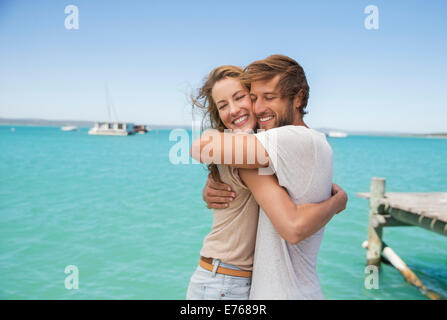 Couple hugging près de l'eau Banque D'Images