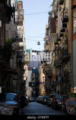 Une ruelle typique de Naples avec blanchisserie traîné à travers la route. Banque D'Images