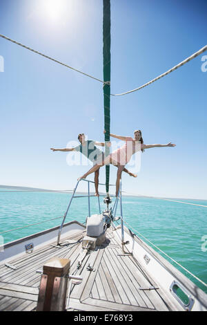 Couple debout sur fin de voile Banque D'Images