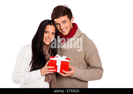 Young couple holding un cadeau Banque D'Images