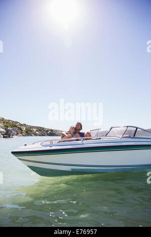 Couple laying ensemble en bateau sur l'eau Banque D'Images