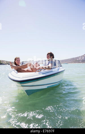 Couple en bateau sur l'eau Banque D'Images