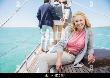 Vieille Femme assis sur le bateau se détendre en famille Banque D'Images